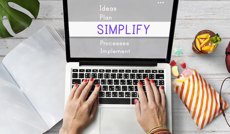 donna davanti allo schermo di un computer portatile con accesso siti web semplificato
